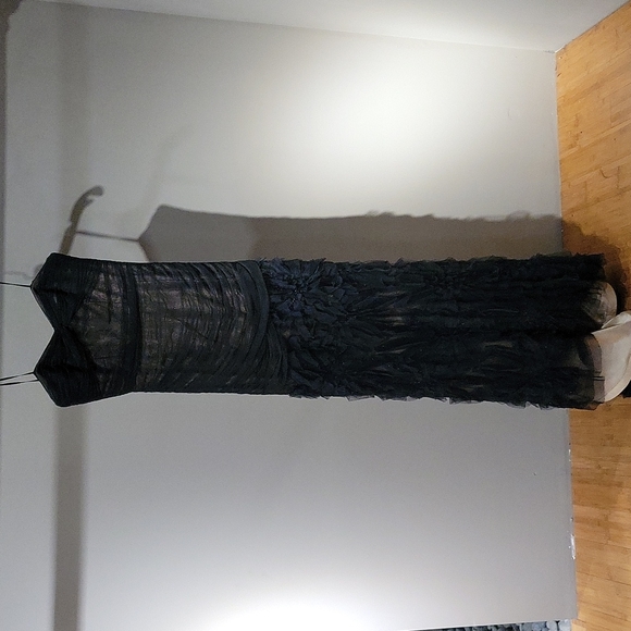CARMEN MARC VALVO Black Sheer Strapless Pleated Gown sizes 2, 6 - Picture 3 of 9